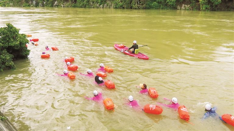 好者齐聚金, 边游边欣赏, 着周围的美